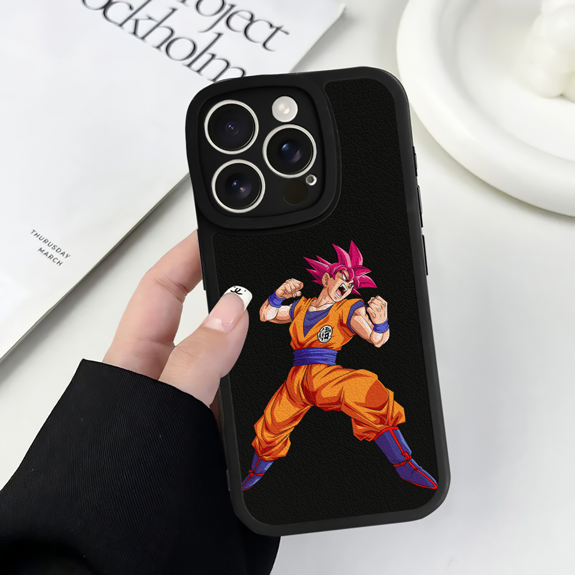 （画像用） ドラゴンボール 孫悟空（そん ごくう）Son Goku カカロット DRAGON BALL Kakarotto 【iPhone 16シリーズ対応】シリコンスマホケース（レザー調） 材質：シリコン